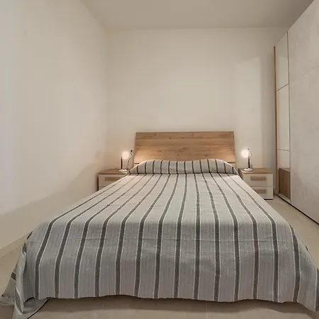 Situato In Centro Storico A גארדה